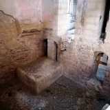 Resta visibile la muratura in pietra e i sottostanti archi del piano inferiore